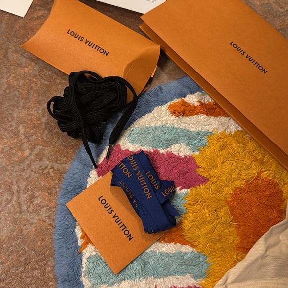 Louis Vuitton runaway sneaker
Size 6.5
Made in Italy - Picture 5 of 9